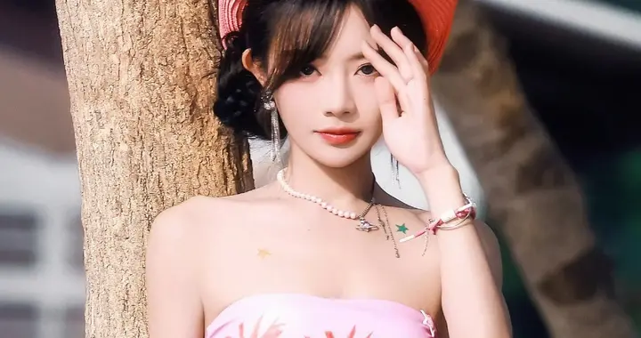 胡晓慧泳装肤白貌美