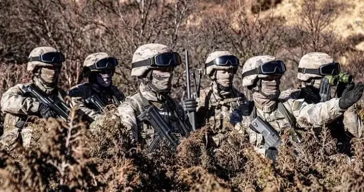 我回村盖房被嘲太寒酸，战友开五辆豪车，上梁时我家院子站满了人