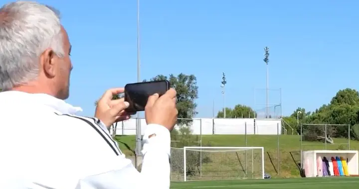 穆里尼奥补强左后卫，是前“世一边”，如今被米兰特奥压到替补席