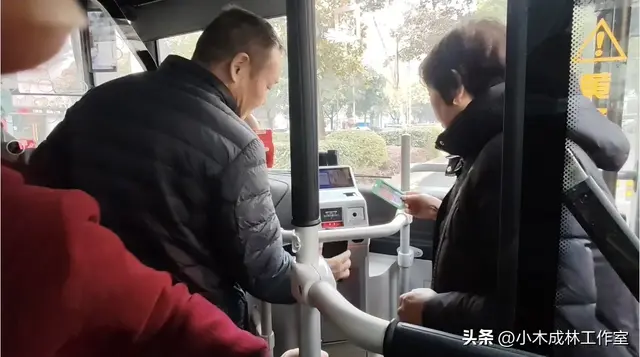 老年免费公交卡争议困局与破题