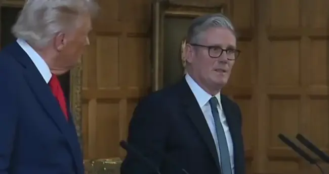 英国首相斯塔默，面对记者尖锐提问:访华是否惹怒特朗普