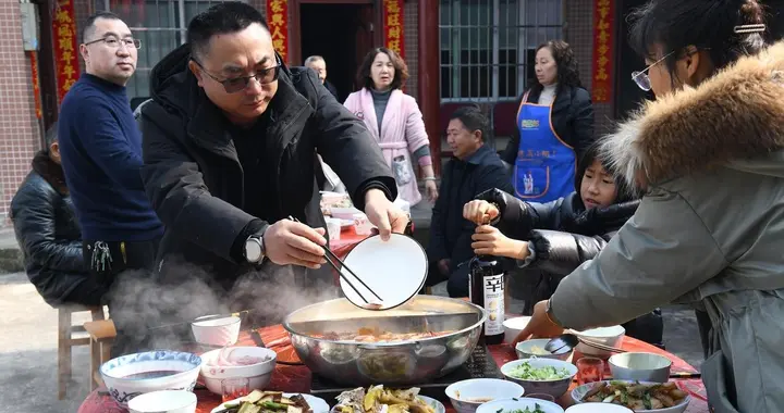 奇怪不？按说人往高处走，水往低处流，可现在怎么反着流呢？