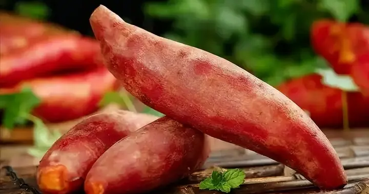 红薯大量上市了，医生再三叮嘱：两者最好不要一起吃，很多人不懂