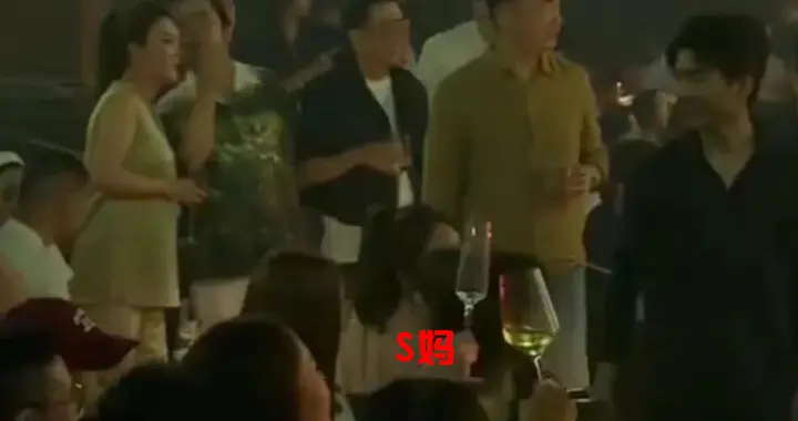 小S带全家人游玩上海，在酒吧里摇头晃脑玩嗨！S妈也在现场！