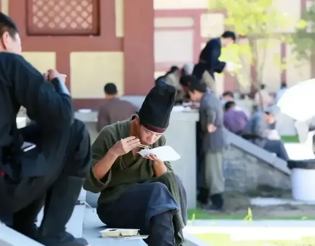 横店20万群演现状：遍地懒汉，美女泛滥，熬不出头的他们何去何从