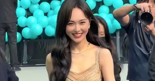 42岁唐嫣北京活动 鎏金裙勾勒曼妙身姿 刺骨春风里微笑站台 很敬业