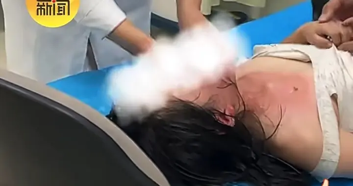 14岁女儿煮面烫伤皮开肉绽，父亲抱起就跑！医生：这一步害了她