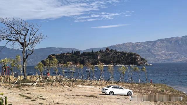 湖畔边静读的读者：伊朗要是不打一仗，都不