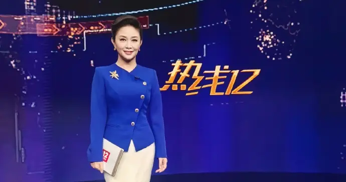 主持人李晓辉今日上班美拍，职业装高跟穿搭优雅迷人