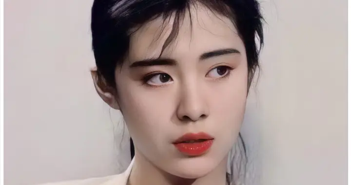 王祖贤如果演清宫剧，完全不需要争宠，其他妃子根本不是她的对手