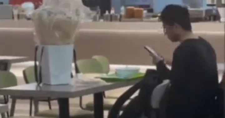 表白失败怒砸食堂后续：咖啡机报废，面临巨额赔偿，前程恐要尽毁