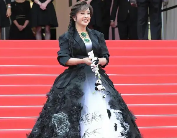 刘晓庆戛纳红毯惊鸿一瞥：75岁“庆奶”凭东方美学强势出圈