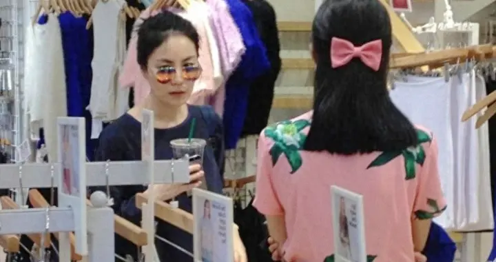 王菲陪闺蜜三里屯买衣服，56岁打扮休闲皮肤白皙，状态犹如少女！