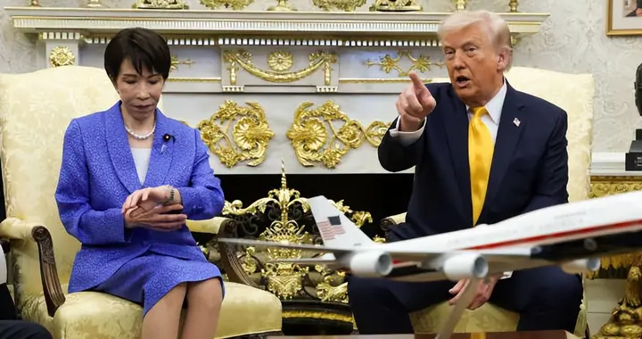 高市早苗记者会上频频看手表，听到特朗普提珍珠港“笑容消失”