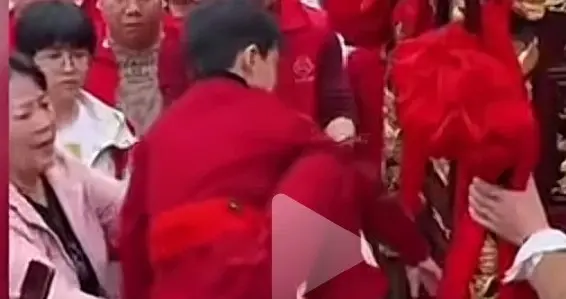 拾石村游神替换妈祖乩童的焦点集中在10岁小女孩无准备爬上轿子