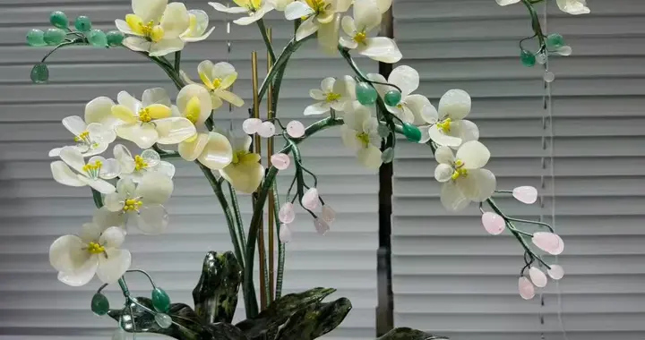 30年老手艺人用150块玉手工打造1盆蝴蝶兰