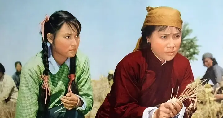 1963年，上影两代美女秦怡、向梅同框参演这部电影，这回都是村妇