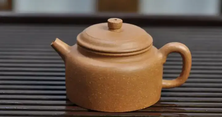 紫砂壶中的“黄金贵族”：揭秘哪些泥料能烧出惊艳黄色，玩家必看