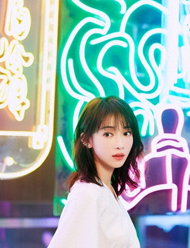 吴谨言产后复出：当代女性职场困境的镜像观察