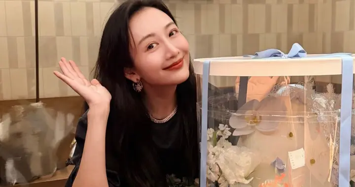 43岁王鸥携家人一起庆祝生日，王鸥和妹妹很像，王鸥母亲罕现身！