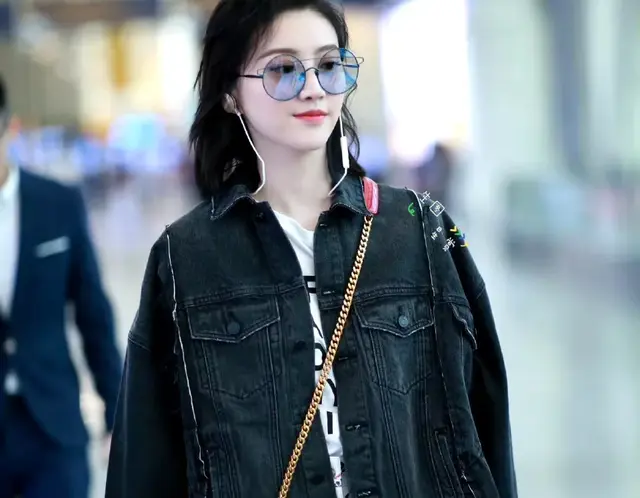 景甜机场路透，穿搭清爽甜美