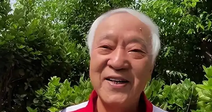 当红时抛下冯巩去当官，58岁家庭破裂，如今77岁的牛群还好吗？