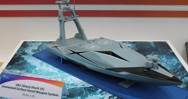 垂发成国产无人艇标配，锐鲨亮相阿布扎比，有炮有导弹还有停机坪