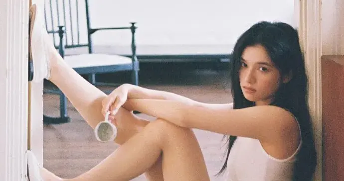 张婧仪的胶片写真，把松弛的故事感刻进骨子里