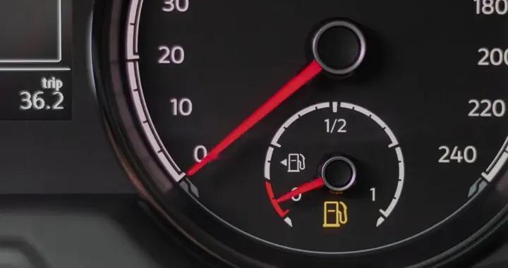 何时加油最佳？这是一个基于剩余油量和油箱结构的实用折中方案