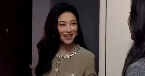 41岁朱珠被恋综“白富美”翁青雅采访，面对她失误、忘词只敢微笑