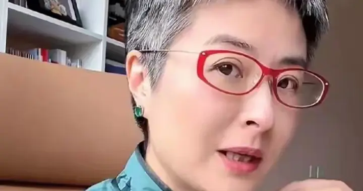 辞去央视工作，嫁大18岁李铁为妻，如今52岁张泉灵已走上另一条路