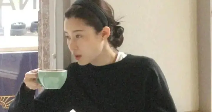 小个子35岁以上，秋天适合“木质调穿搭”！显高气质，文艺书卷气