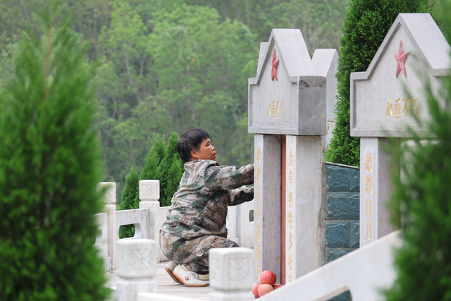 青丝染雪守忠魂！云南陵园夫妻44年无声承诺：有我在，你们放心