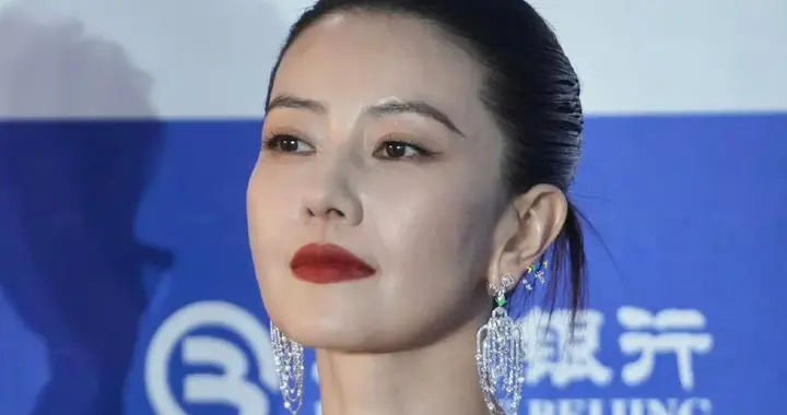 北影节开幕红毯生图来了！舒淇晕妆，高圆圆脸发黄，高叶大秀身材