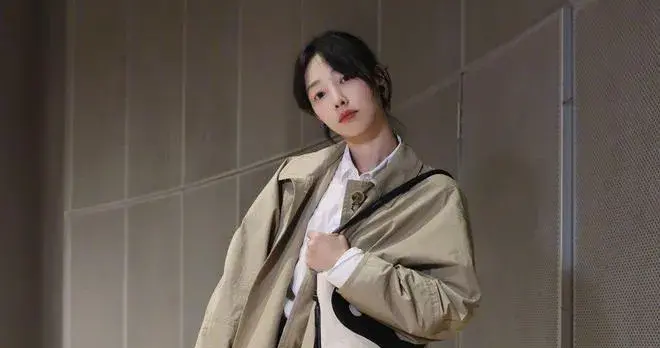 白百何会穿是数一数二的！卡其风衣白衬衫直筒裤，时髦洋气减龄！