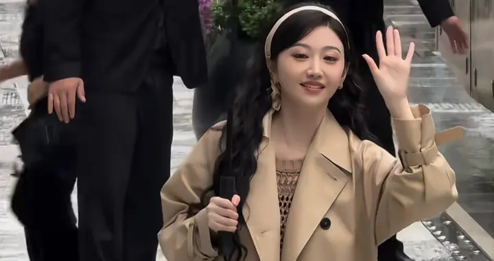 景甜长款风衣配细高跟现身上海南京路，明媚大气，美成一道风景线