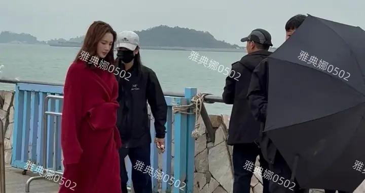 金晨出事前在珠海遇到她，她裹着件大红衣有两位助理打伞排场很大