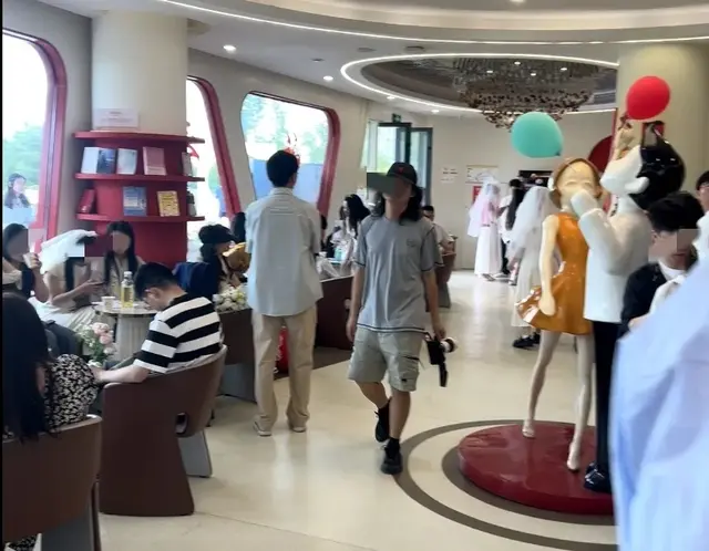 “领证不要户口本的第一天”，结婚登记大厅排满了人，评论区炸锅