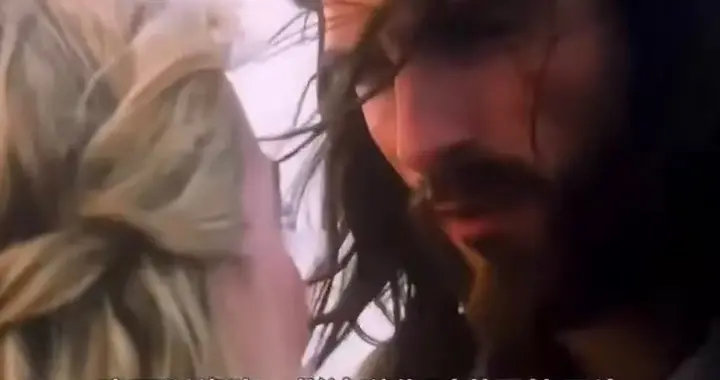 疯批美学刷屏，新《呼啸山庄》这么癫，艾米莉同意了吗