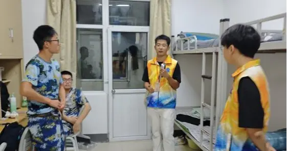 排查宿舍隐患，筑牢安全防线｜财会金融学院金盾守护志愿服务队开展新生宿舍...