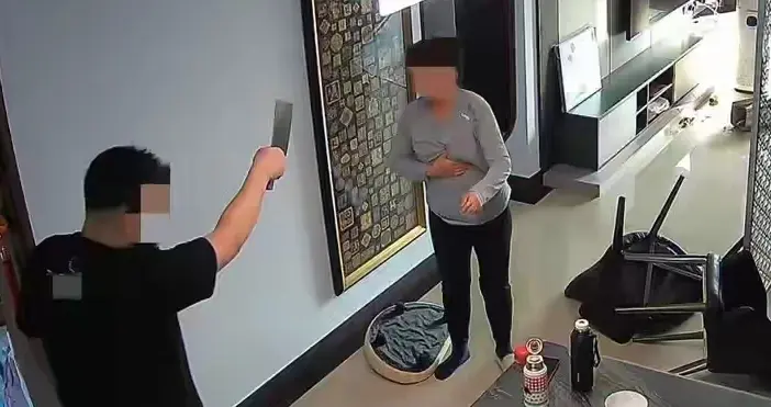 产后55天被丈夫挥拳持刀威胁，想要离婚，丈夫却称床头吵架床尾和