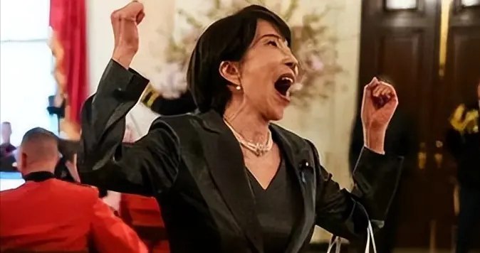 一声“妹妹”占尽便宜！高市谄媚认哥，日本网民：留在印度别回了