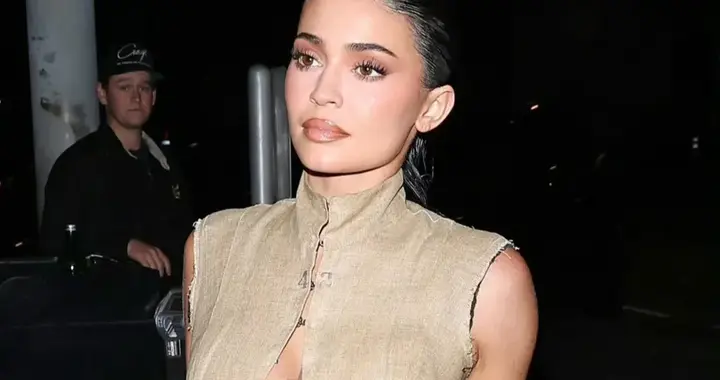 把衣服都撑开了！金小妹穿古董级亚麻马甲亮相，胸前纽扣真扣不上