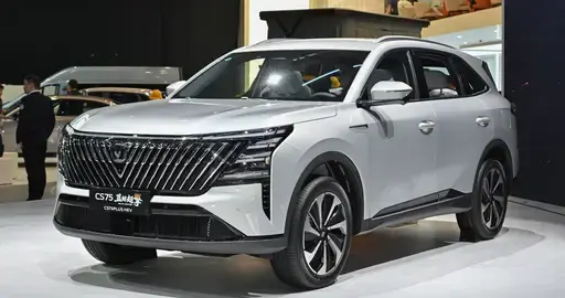 不用充电的混动SUV，第四代CS75PLUS蓝鲸超擎起步0.3秒，油耗3L级
