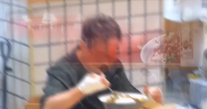 受伤老人在餐厅吃饭，遇到困难，热心的女孩帮助老人，热泪盈眶