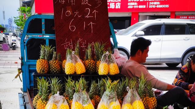 随手拍汉中：十字路口常年摆着水果摊，冬日