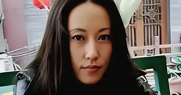 被王菲抢走初恋，丈夫在厨房自缢，50岁的姜昕如今过得怎么样？