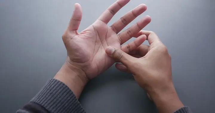 一旦手上这个标志出现，肺癌或已盯上你，40-70岁的人别大意！