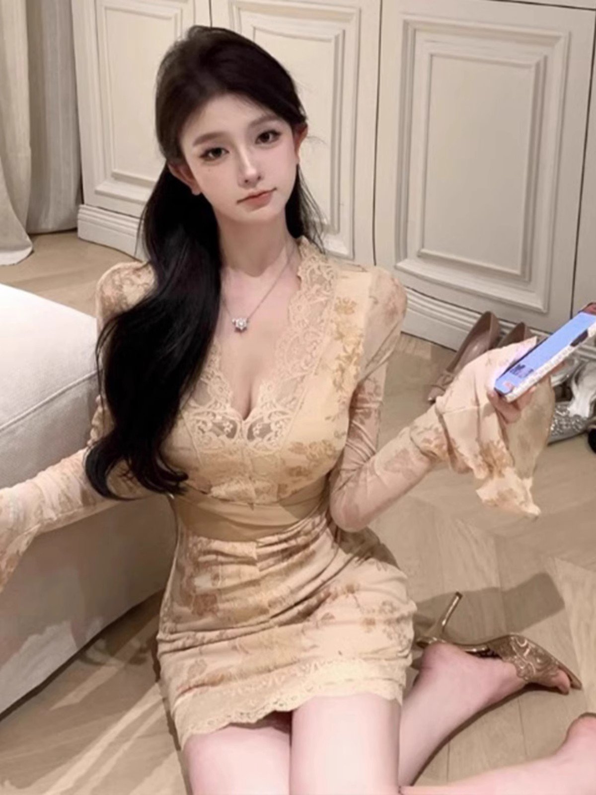 性感蕾丝拼接v领喇叭袖连衣裙女冬季高级感