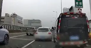 运钞车加塞别车还实线变道惹众怒！